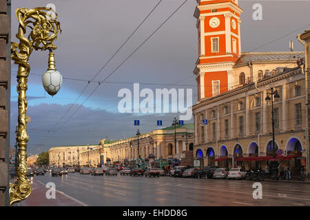 Nevsky prospect juste après la pluie. Le 10 août 2011. Saint-pétersbourg, Russie Banque D'Images