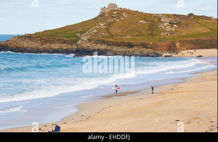 Porthmeor Beach et St Nicolas Chapelle sur l'île de St Ives Cornwall England Europe Banque D'Images