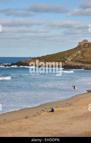 Porthmeor Beach et St Nicolas Chapelle sur l'île de St Ives Cornwall England Europe Banque D'Images