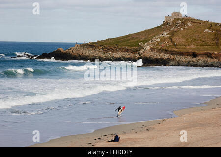 Porthmeor Beach et St Nicolas Chapelle sur l'île de St Ives Cornwall England Europe Banque D'Images