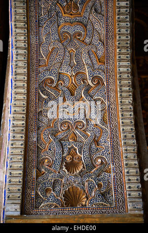 Détail de l'Arabesque style mudéjar, travaux de plâtre Patio de las Apartment Doncellas (Cour du Maidens) Alcazar de Séville, Espagne Banque D'Images