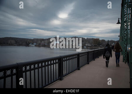 Deux jeunes filles passer sur le pont de la ville de Cape May, New Jersey Ville de New Hope, Pennsylvanie, USA Banque D'Images