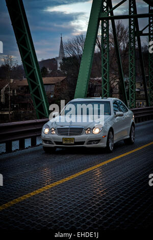 La voiture de tourisme traverse le pont de la ville de Lambertville, New Jersey, à la ville de New Hope, Pennsylvanie, USA Banque D'Images