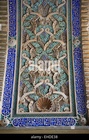 Détail de l'Arabesque style mudéjar, travaux de plâtre Patio de las Apartment Doncellas (Cour du Maidens) Alcazar de Séville, Espagne Banque D'Images