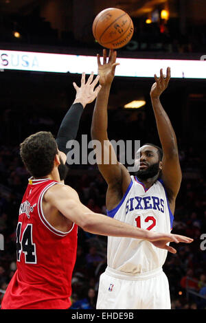 Les heures supplémentaires. Mar 11, 2015. Philadelphia 76ers l'avant Luc Richard Mbah a Moute (12) tire la balle avec les Chicago Bulls Nikola Mirotic avant (44), à la défense au cours de la NBA match entre les Chicago Bulls et les Philadelphia 76ers au Wells Fargo Center de Philadelphie, Pennsylvanie. Les Chicago Bulls ont remporté 104-95 en heures supplémentaires. © csm/Alamy Live News Banque D'Images