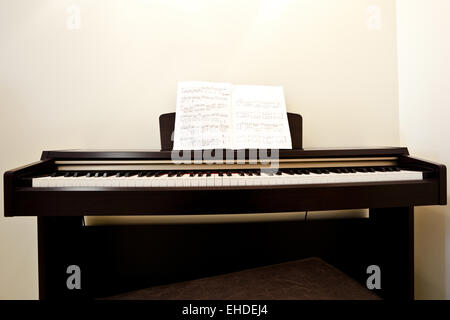 Piano en salle vide Banque D'Images