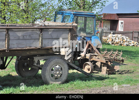 Tracteur agricole ancien village en russe Banque D'Images