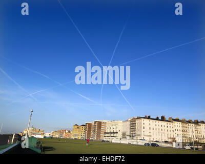 Les traînées de vapeur de trois avions constituent une forme d'étoile avec leurs traînées sur Hove pelouses sur Brighton and Hove front de mer. Les avions ont été au départ de l'aéroport de Gatwick, pour l'Europe. Banque D'Images