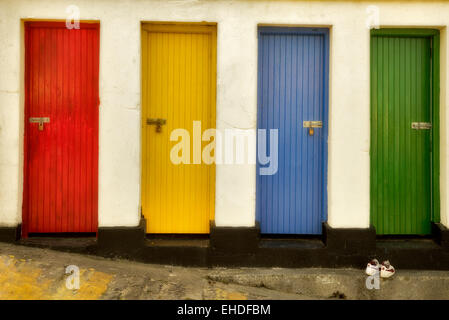 Les portes de couleur. Inishfree Pier, Ennicrone, Irlande Banque D'Images