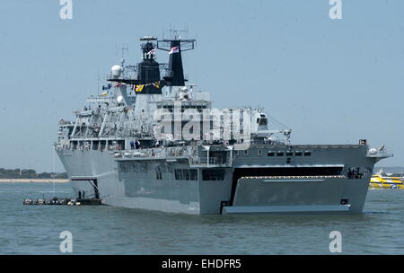 AJAXNETPHOTO - 2005, 27 juin. PORTSMOUTH, Angleterre. - T200 REVUE INTERNATIONALE DE LA FLOTTE d'assaut, l'ALBION,18 500 tonnes, a commandé 2003. PHOTO:JONATHAN EASTLAND/AJAX REF:D152806 176 Banque D'Images