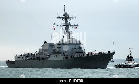 AJAXNETPHOTO. Octobre 18th, 2014. PORTSMOUTH, Angleterre. - États-unis - ARRIVÉE DESTROYER USS JASON DUNHAM (DDG-109) vers l'intérieur. PHOTO:TONY HOLLAND/AJAX REF:1300 SRD141810 Banque D'Images