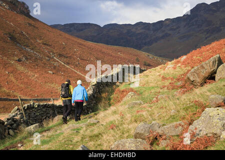 Deux personnes marchant sur Cumbria Way chemin dans Langstrath Valley dans le nord du Lake District, Borrowdale, Cumbria, England, UK, Grande-Bretagne Banque D'Images