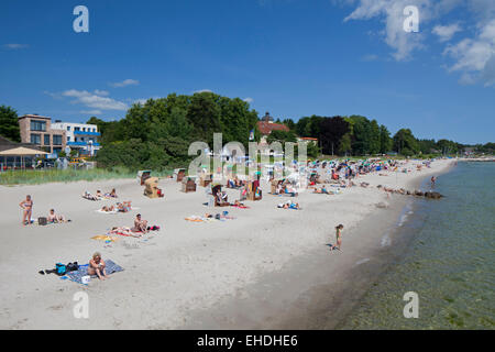 Le soleil dans les chaises de plage à la station balnéaire Haffkrug, Schleswig-Holstein, Allemagne Banque D'Images