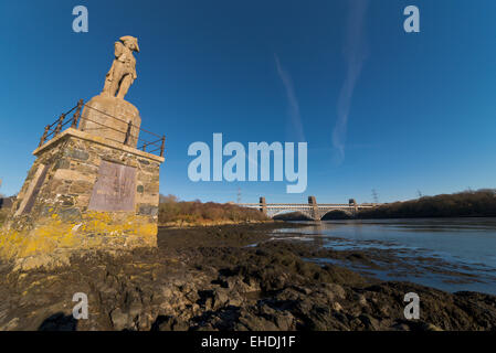 Détroit de Menai Bridge Britannia Anglesey au nord du Pays de Galles UK colonne Nelson Banque D'Images