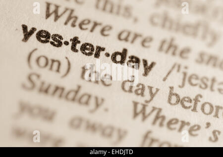 Définition du mot hier dans le dictionnaire Banque D'Images