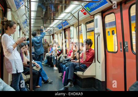 Les passagers de la ligne de métro en Espagne Banque D'Images