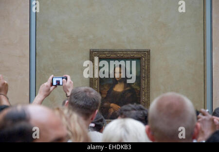 Les foules se rassemblent dans le Louvre pour l'étude et la photographie de Leonardo da Vinci's portrait de Mona Lisa. Banque D'Images