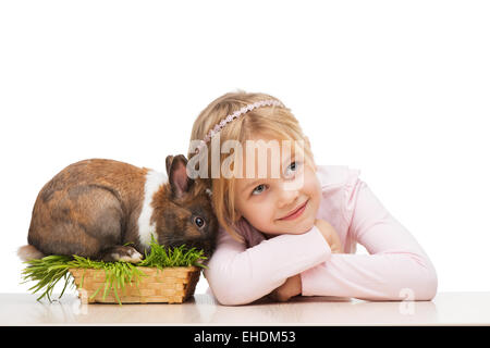 Belle fille avec cute bunny in grass Banque D'Images