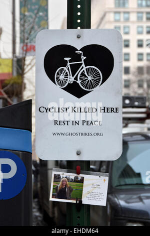 Un signe sur East 18th Street à Manhattan pour rendre hommage à une jeune femme qui a été tué à vélo. New York City Banque D'Images