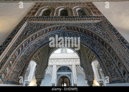 Entrer dans l'arche de Patio de las Muñecas, Patio des poupées, avec belle décoration de carreaux et de stuc d'arabesques. Banque D'Images