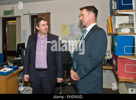 Dursley, Gloucestershire, Royaume-Uni. 12 mars, 2015. Dursley Gloucestershire UK, 12 mars 2015 : secrétaire d'État à la santé Jeremy Hunt fait une visite ministérielle à la Cam & Uley la pratique familiale. M. Hunt est montré pratique ronde par Dr.Neil Fletcher et M. Ian Cawthorne practice manager. Crédit : charlie bryan/Alamy Live News Banque D'Images