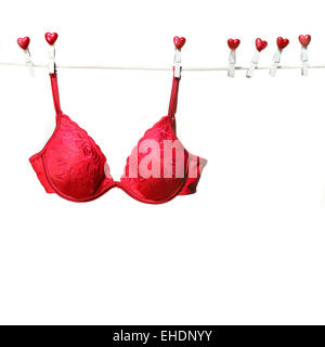 Soutien-gorge rouge fantaisie hanging on clothesline Banque D'Images