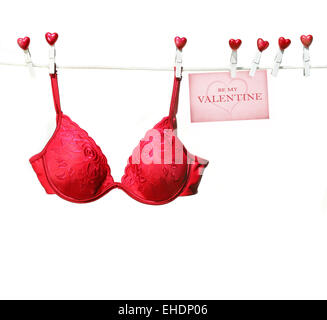 Soutien-gorge rouge fantaisie hanging on clothesline Banque D'Images