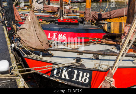 Noir et rouge plusieurs navires de pêche dans le vieux port d'Urk, dans le Flevoland, Pays-Bas Banque D'Images