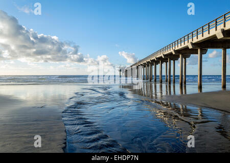 La Jolla Shores montrant la Scripps pier à marée basse, en Californie Banque D'Images