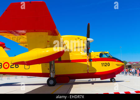 ALBACETE, Espagne-23 juin : hydravion Canadair CL-215 de prendre part à une exposition statique sur la journée portes ouvertes de la base aérienne de Los Llanos Banque D'Images