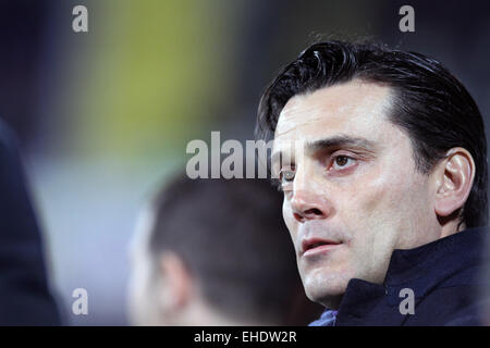 Florence, Italie. 12 mars, 2015. Florence, Italie. 12 mars, 2015. Fiorentina Vincenzo Montella entraîneur en chef a l'air au cours de l'UEFA Europa League Round de 16 premier match de football entre la Fiorentina et l'AS Roma, le jeudi 12 mars 2015 au stade Artemio Franchi. © Andrea Spinelli/Alamy Live News Crédit : Andrea Spinelli/Alamy Live News Banque D'Images