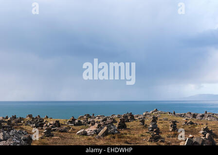 L'approche de pluie Neist Point, île de Skye, en Écosse avec South Uist en arrière-plan Banque D'Images