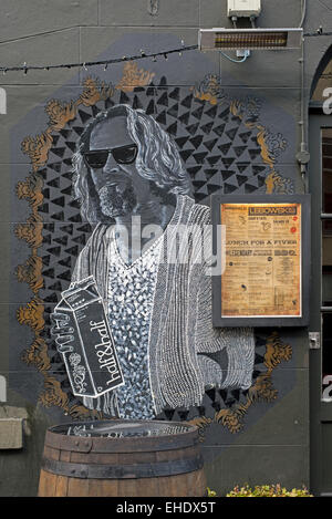 Un dessin sur le mur de l'Lebowskis à Édimbourg, nommé d'après le personnage principal dans le film des frère Coen, The Big Lebowski. Banque D'Images