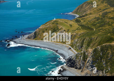 Phares de haut niveau et de faible à Pencarrow Head, l'entrée au port de Wellington, Wellington, Île du Nord, Nouvelle-Zélande - vue aérienne Banque D'Images