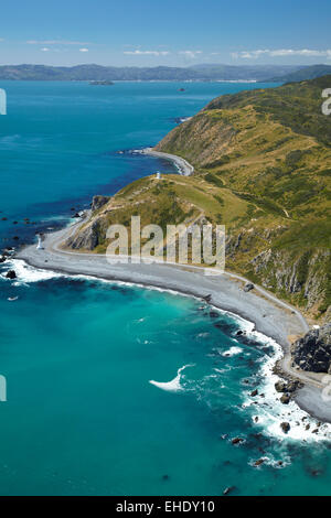 Phares de haut niveau et de faible à Pencarrow Head, l'entrée au port de Wellington, Wellington, Île du Nord, Nouvelle-Zélande - vue aérienne Banque D'Images