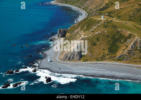 Phares de haut niveau et de faible à Pencarrow Head, l'entrée au port de Wellington, Wellington, Île du Nord, Nouvelle-Zélande - vue aérienne Banque D'Images