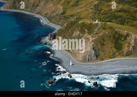 Phares de haut niveau et de faible à Pencarrow Head, l'entrée au port de Wellington, Wellington, Île du Nord, Nouvelle-Zélande - vue aérienne Banque D'Images