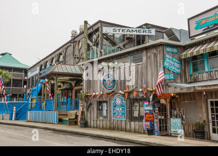 Restaurant de fruits de mer et une boutique de souvenirs dans le centre-ville historique de Cedar Key, en Floride Banque D'Images