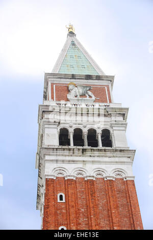 Un low angle view of haut de la San Marco campanile sur la Piazza San Marco à Venise, Italie. Banque D'Images