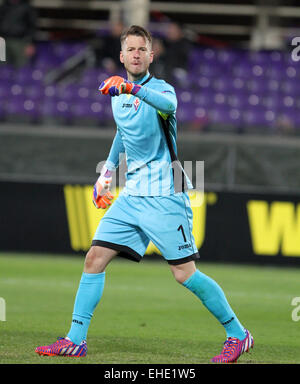 Florence, Italie. 12 mars, 2015. Gardien de la Fiorentina Norberto Murara Neto réagit au cours de l'UEFA Europa League Round de 16 premier match de football entre la Fiorentina et l'AS Roma, le jeudi 12 mars 2015 au stade Artemio Franchi. Credit : Andrea Spinelli/Alamy Live News Banque D'Images