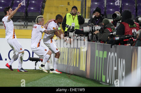 Florence, Italie. 12 mars, 2015. Le milieu de terrain roms Seydou Keita célèbre après avoir marqué le but 1 - 1 au cours de l'UEFA Europa League Round de 16 premier match de football entre la Fiorentina et l'AS Roma, le jeudi 12 mars 2015 au stade Artemio Franchi. Credit : Andrea Spinelli/Alamy Live News Banque D'Images