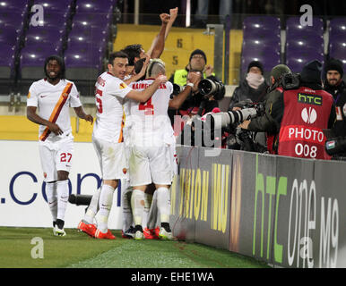 Florence, Italie. 12 mars, 2015. Le milieu de terrain roms Seydou Keita célèbre après avoir marqué le but 1 - 1 au cours de l'UEFA Europa League Round de 16 premier match de football entre la Fiorentina et l'AS Roma, le jeudi 12 mars 2015 au stade Artemio Franchi. Credit : Andrea Spinelli/Alamy Live News Banque D'Images