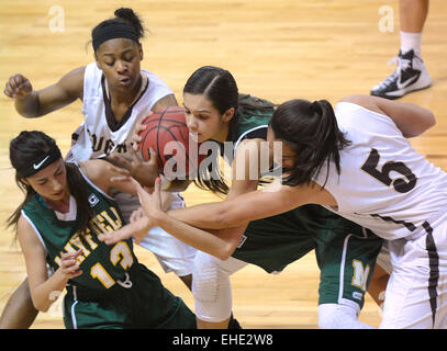 Usa. 12Th Mar, 2015. SPORTS-- Mayfield's Laramie, l'Kavionna Tesillo 103.00 Brun, Mayfield's Jayce Gorzeman et Cibola's Dimitri Fong, de gauche, ruée pour la balle pendant la 6A état filles match de basket-ball au Santa Ana Star Center à Rio Rancho le jeudi 12 mars 2015. © Greg Sorber/Albuquerque Journal/ZUMA/Alamy Fil Live News Banque D'Images