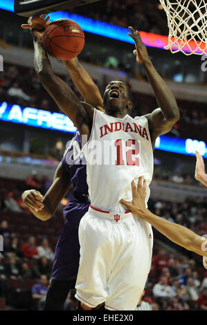 Chicago, Illinois, USA. 12Th Mar, 2015. Indiana Hoosiers avant Hanner Mosquera-Perea (12) va jusqu'à un coup de feu dans le premier semestre 2015 au cours du grand tournoi de basket-ball de dix hommes match entre le nord-ouest et de l'Indiana Hoosiers Wildcats au United Center de Chicago, IL. Patrick Gorski/CSM/Alamy Live News Banque D'Images