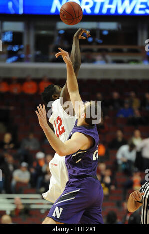 Chicago, Illinois, USA. 12Th Mar, 2015. Indiana Hoosiers avant Hanner Mosquera-Perea (12) remporte l'embout sur le nord-ouest du centre de Wildcats Alex Olah (22) au premier semestre 2015 au cours du grand tournoi de basket-ball de dix hommes match entre le nord-ouest et de l'Indiana Hoosiers Wildcats au United Center de Chicago, IL. Patrick Gorski/CSM/Alamy Live News Banque D'Images