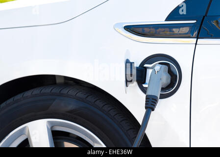 Une voiture électrique en Californie de charge Banque D'Images