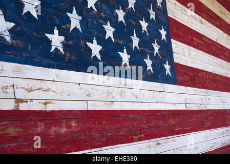 Une peinture d'un drapeau américain sur un mur de planches de bois Banque D'Images