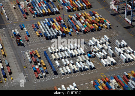 Des piles de conteneurs d'expédition au terminal à conteneurs de Thorndon, Wellington, Île du Nord, Nouvelle-Zélande - vue aérienne Banque D'Images