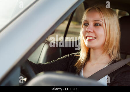 Jeune fille au volant d'une voiture Banque D'Images