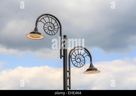 Street light à Lyme Regis sur la côte jurassique du Devon, avec une conception d'ammonites fossiles Banque D'Images